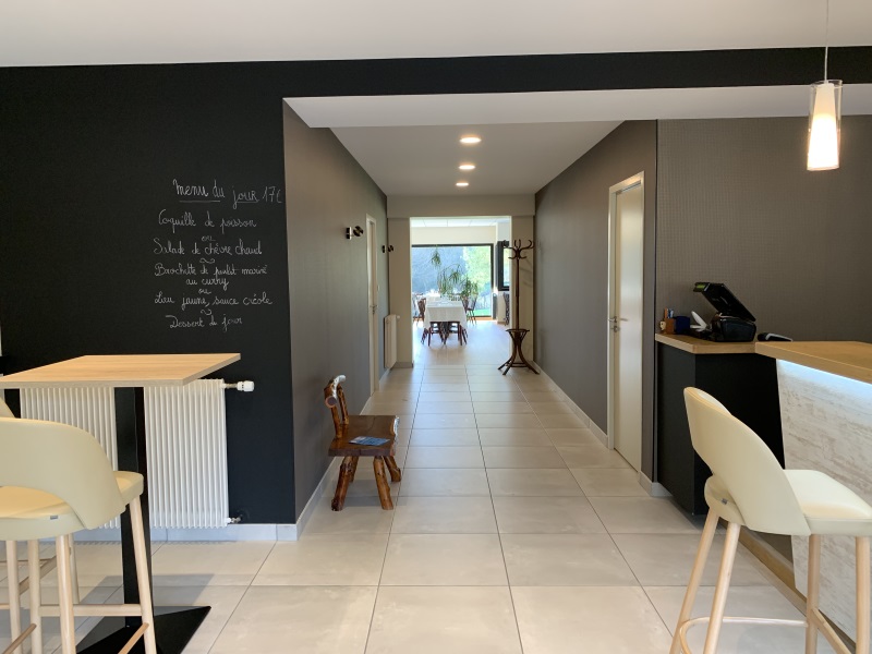 Un restaurant dans un endroit paisible
